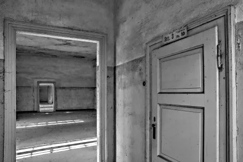 Una camera al secondo piano @Marcella Milani (Urbex)