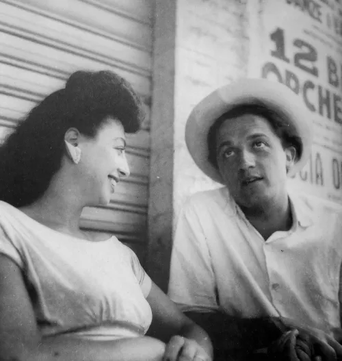 Fellini con una soubrette sul set di "Luci del varietà" (foto di Alberto Lattuada)