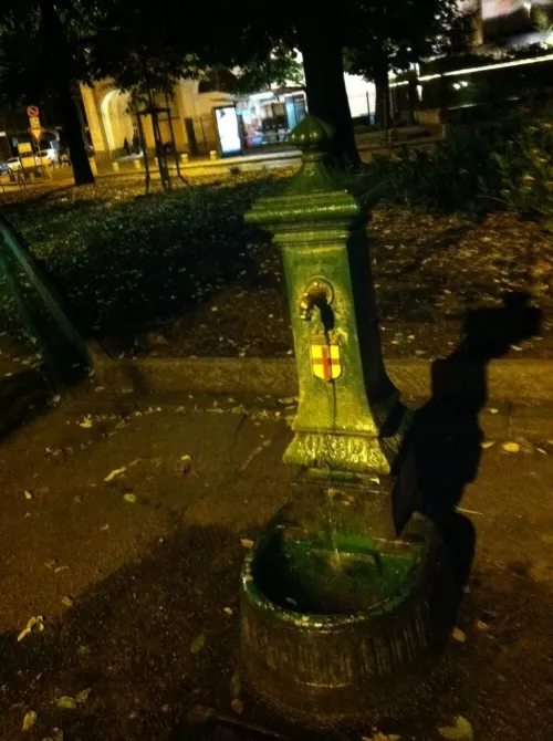 È notte. Dopo aver discusso di cultura digitale, una sorsata di acqua fresca. Buona. Ma sa ancora troppo di cloro. Pisapia lo porti via? (Fontanella di via San Giovanni sul muro, Milano).