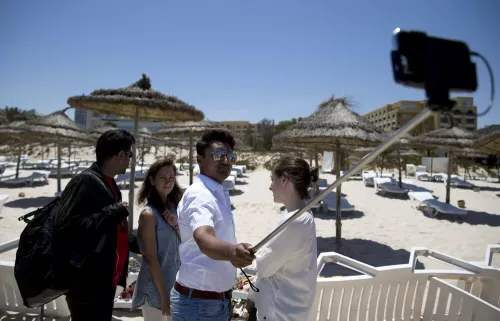 Scatto con selfie stick sul luogo della strage di Sousse. Fonte: corriere.it